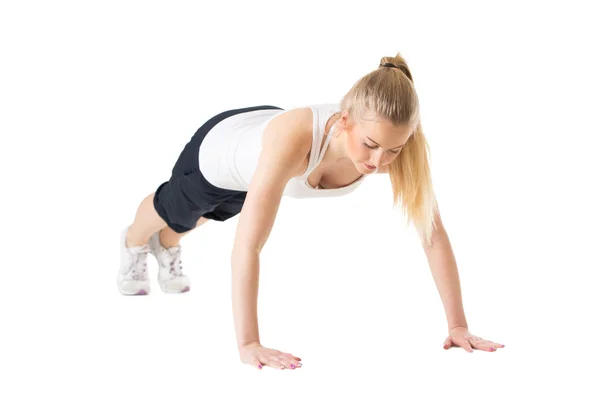 Jovem mulher esportiva fazendo flexões e exercício — Fotografia de Stock