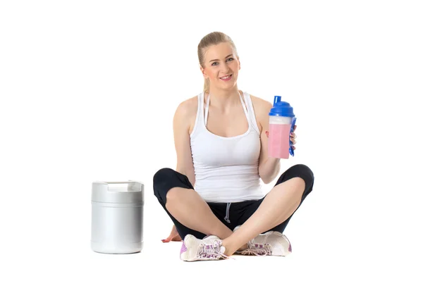 Молодая спортсменка сидит с протеиновым коктейлем Стоковое Изображение