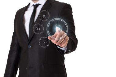 İşadamı siyah elbiseli sanal ortam düğmesine basarak