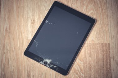 Kırık cam siyah tablet bilgisayarınızla