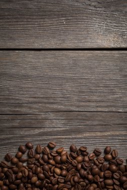 ahşap arka plan karede kahve çekirdekleri