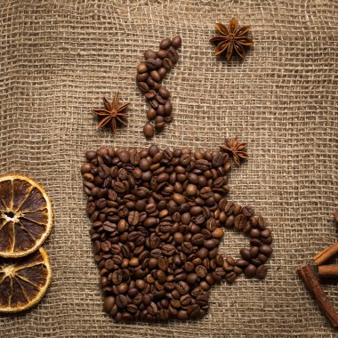 Kahve kupa kahve çekirdekleri burlab doku üzerinde yapılan