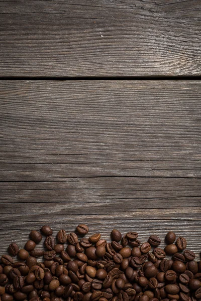 Marco de granos de café sobre fondo de madera — Foto de Stock