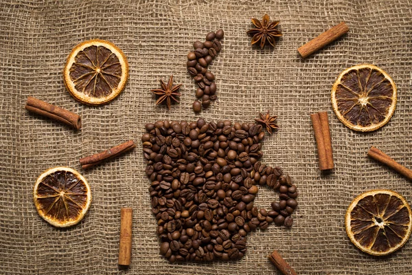 Koffiemok gemaakt van koffiebonen op burlab textuur — Stockfoto