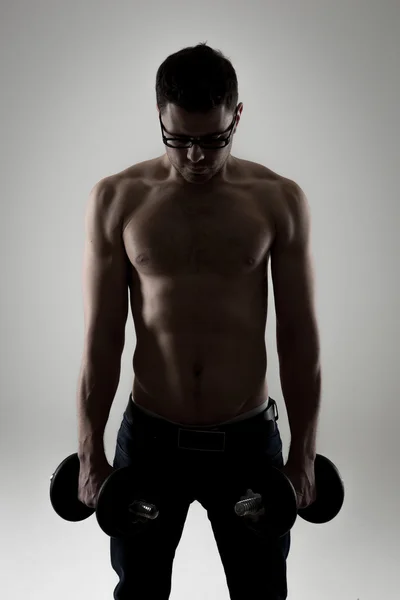 Kasları güçlü fitness adamla düşük anahtar portresi — Stok fotoğraf
