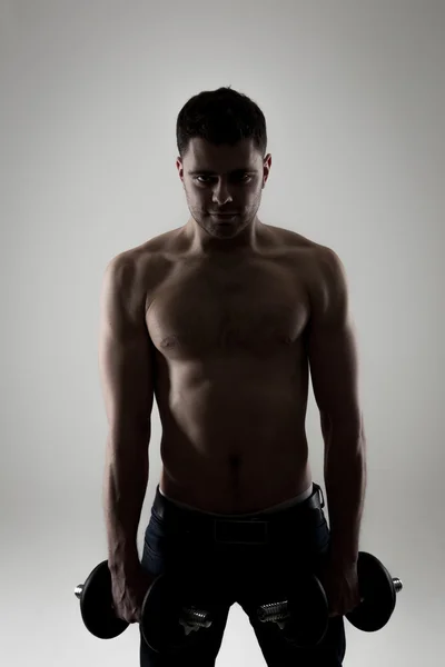 Портрет сильної фітнес-людини з м'язами — стокове фото