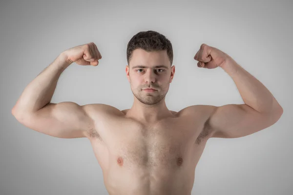 Jonge man bodybuilder tonen zijn spieren of biceps — Stockfoto