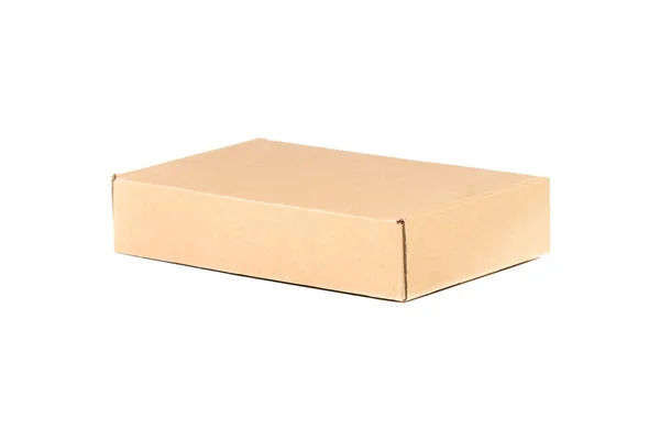 Закрытая картонная коробка. Изолированные на белом — стоковое фото