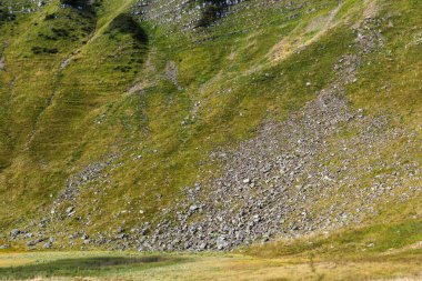 Ukrayna topraklarındaki Karpatlar. Dağlarda bahar, yaz ve sonbahar. Dağ sıraları ve zirveler. Gökyüzü ve bulutlar. Harabeler ve kayalar. Dragobrat ve Svydovets.