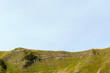 Ukrayna topraklarındaki Karpatlar. Dağlarda bahar, yaz ve sonbahar. Dağ sıraları ve zirveler. Gökyüzü ve bulutlar. Harabeler ve kayalar. Dragobrat ve Svydovets.