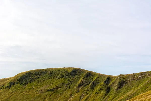 Carpathians on the territory of Ukraine. Spring, summer and autumn in the mountains. Mountain ranges and peaks. Sky and clouds. Ruins and rocks. Dragobrat and Svydovets. — Stock Photo, Image