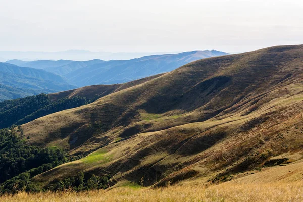 Cárpatos no território da Ucrânia. Primavera, verão e outono nas montanhas. Montanhas e picos. Céu e nuvens. Ruínas e pedras. Dragobrat e Svydovets. — Fotografia de Stock