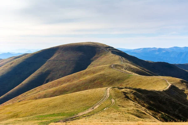 Carpates sur le territoire de l'Ukraine. Printemps, été et automne dans les montagnes. Chaînes de montagnes et sommets. Ciel et nuages. Ruines et rochers. Dragobrat et Svydovets. — Photo