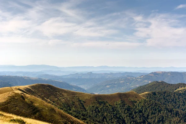 Cárpatos no território da Ucrânia. Primavera, verão e outono nas montanhas. Montanhas e picos. Céu e nuvens. Ruínas e pedras. Dragobrat e Svydovets. — Fotografia de Stock