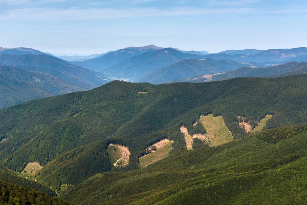 Cárpatos no território da Ucrânia. Primavera, verão e outono nas montanhas. Montanhas e picos. Céu e nuvens. Ruínas e pedras. Dragobrat e Svydovets. — Fotografia de Stock