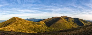 Ukrayna topraklarındaki Karpatlar. Dağlarda bahar, yaz ve sonbahar. Dağ sıraları ve zirveler. Gökyüzü ve bulutlar. Harabeler ve kayalar. Dragobrat ve Svydovets