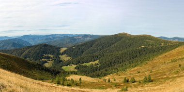 Ukrayna topraklarındaki Karpatlar. Dağlarda bahar, yaz ve sonbahar. Dağ sıraları ve zirveler. Gökyüzü ve bulutlar. Harabeler ve kayalar. Dragobrat ve Svydovets