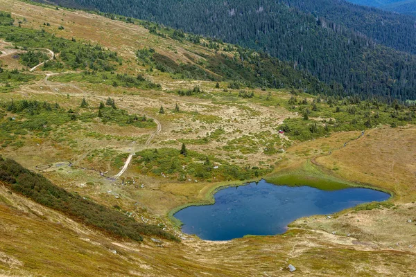 Apshinets Gölü ya da Troyaska Gölü güneşli sonbahar havasında. Seyahat ve turizm. Dağlarda dinlenin. Manzara. Dragobrat ve Svydovets