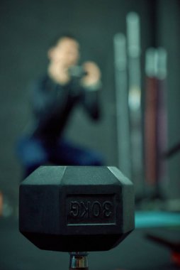 Beden dersinde arka planda bulanık iç dikişli aptal.