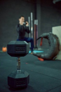Çocuk internette Rossfit beden eğitimi öğrencilerine koçluk yapıyor.