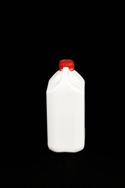 Kırmızı şapkalı beyaz, boş plastik şişe.