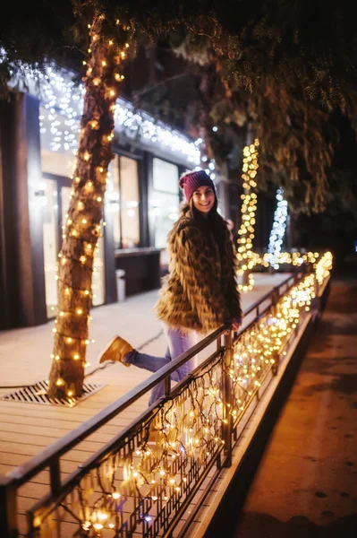 크리스마스 박람회 근처에 서 있는 아름다운 아가씨 — 스톡 사진