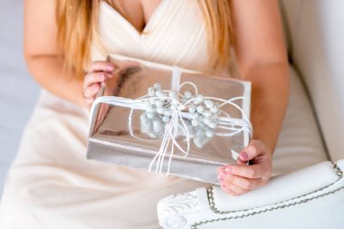  Kadınların elinde Noel hediyesi