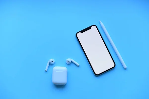 Modelleme. Mavi arka planda kalem ve hava kapsüllü telefon