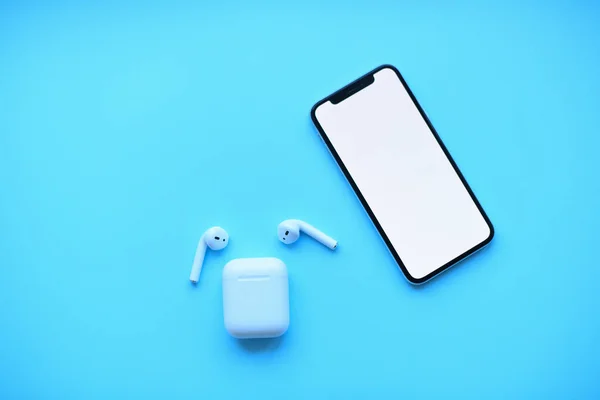 Modelleme. Mavi arkaplanda iPhone ve hava kapsülleri