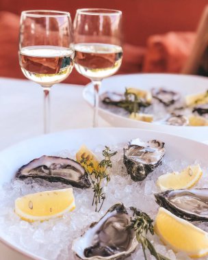 Buzlu istiridye ve yanında da iki kadeh şarap.