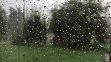 Yaz mevsiminde pencereye yağmur damlaları düşer..