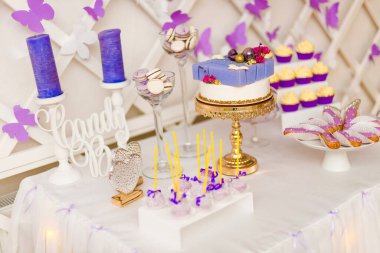 Pasta ve kurabiyeler çikolatada. Parti için şekerler..