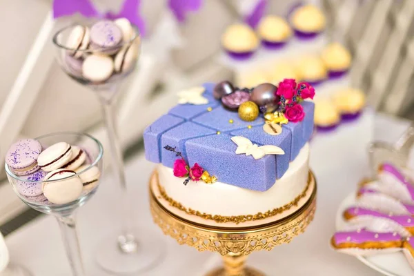 Pasta ve kurabiyeler çikolatada. Parti için şekerler..