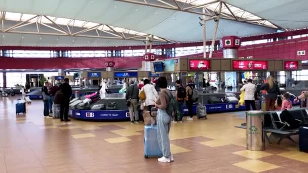 Personas enmascaradas en el aeropuerto durante la cuarentena — Vídeo de stock