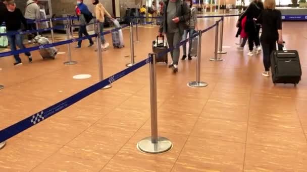 Persone mascherate in aeroporto durante la quarantena — Video Stock