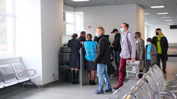 Ludzie na lotnisku na kontroli przed lotem w maskach medycznych w okresie kwarantanny.Wideo. — Wideo stockowe