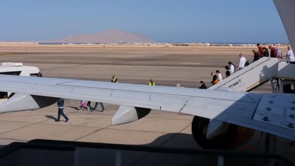 Pasajeros que salen del avión al autobús especial.Vídeo. — Vídeos de Stock