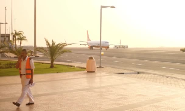 Planet går till landningsbanan.Flygplatsen Sharm El Sheikh . — Stockvideo