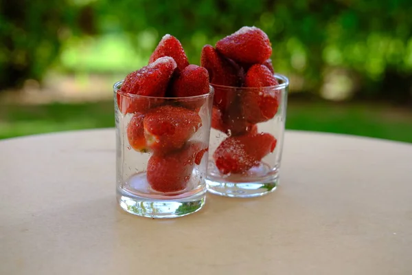 Bardakta çilek Bahçedeki masada şeker