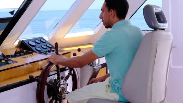 Captain at the helm of the yacht — Stock Video