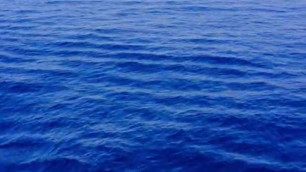 Mavi su dalgaları yüzeyi, fotokopi alanı olan güzel bir arka plan. Temiz içme suyu, renkli bir video. Çevresel sorunlar, içme suyu eksikliği, iklim değişikliği, kuraklık, küresel ısınma — Stok video