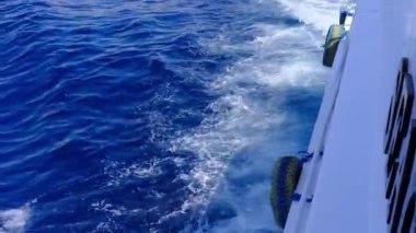 Mavi su dalgaları yattan yüzeye çıkıyor. Fotokopi alanı olan güzel bir arka plan. Renkli video. Çevresel sorunlar, içme suyu eksikliği, iklim değişikliği, kuraklık, küresel ısınma