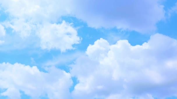 Textura de fondo natural del cielo, hermoso color azul y blanco.Nubes en el cielo azul. — Vídeo de stock