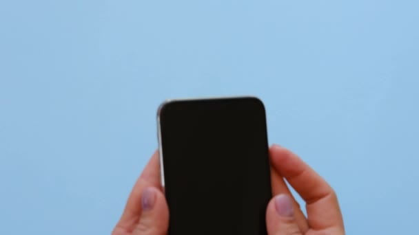 Femme montre téléphone Iphone X dans ses mains.23 mai 2021 — Video