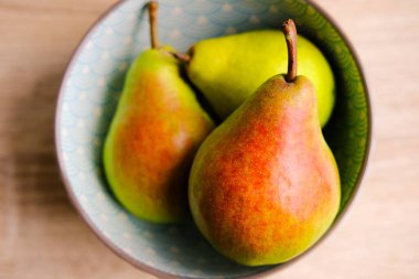 Ahşap zemin üzerinde olgun bir armut 