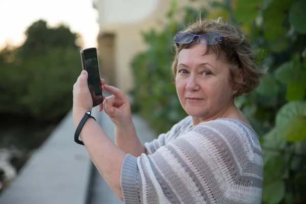Yetişkin kadın telefonla çekim — Stok fotoğraf