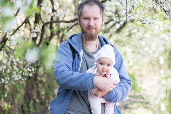 Father and daughter under tree. Soft focus — Stock Photo, Image