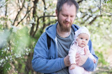 Baba ve kızı ağacın altında. Yumuşak odak