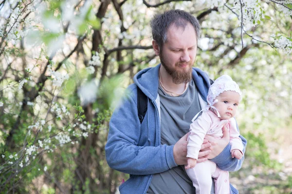 Father and daughter under tree. Soft focus — Stock Photo, Image