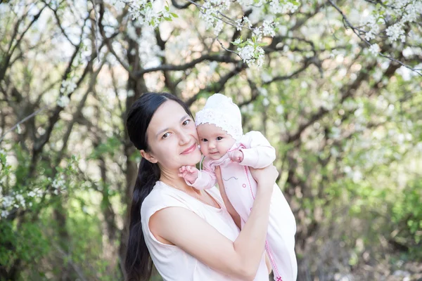 Mother and daughter under tree. Soft focus — Stock Photo, Image